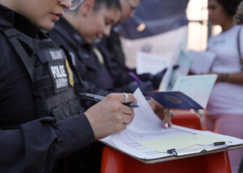 Los arrestos de migrantes en la frontera sur de EE.UU. repuntan 16.7% mensual en abril