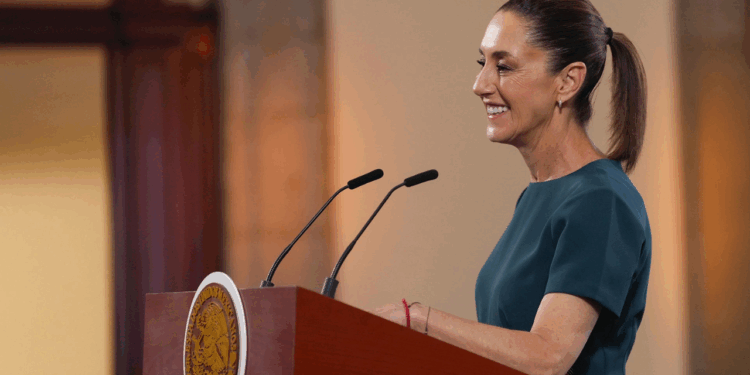 Sheinbaum pide a paisanos enviar cartas y mensajes en redes contra impuesto a remesas en EE.UU.