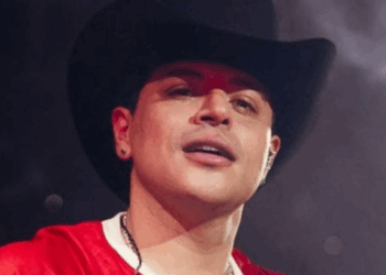 Eduin Caz molesto porque le piden cantar corridos en el concierto de Grupo Firme y dice que es una falta de respeto