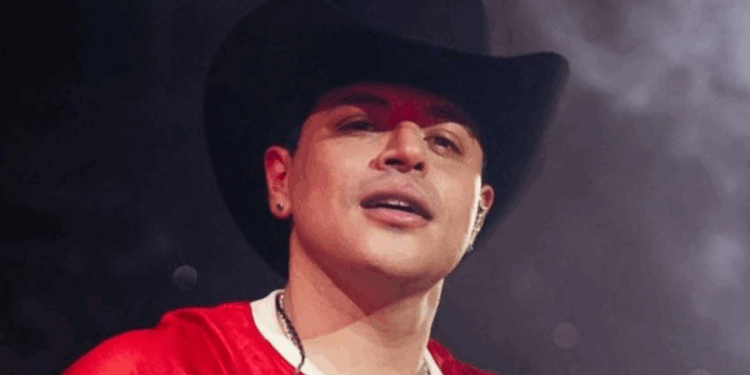Eduin Caz molesto porque le piden cantar corridos en el concierto de Grupo Firme y dice que es una falta de respeto