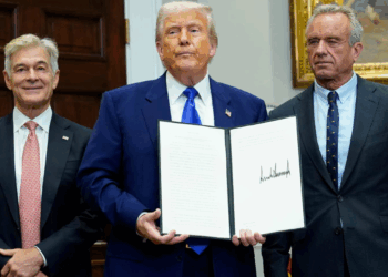 Trump firma orden ejecutiva que pide a farmacéuticas que bajen los precios de medicamentos