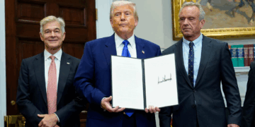 Trump firma orden ejecutiva que pide a farmacéuticas que bajen los precios de medicamentos