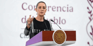 Claudia Sheinbaum defiende su sistema de salud y acusa a televisoras de estar molestos por perder contratos millonarios