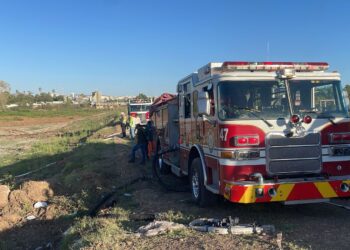 Incendio de maleza alcanza vías del tren y quema durmientes en el Puente Negro de Culiacán