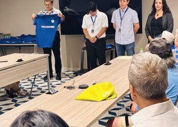 Entregan camisetas a voluntarios de Mazatlán Tourist AIDE como donativo impulsado por el Consejo del Centro Histórico