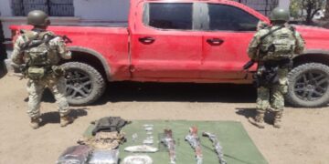 Ejército Mexicano asegura camioneta con armas, municiones y equipo táctico, en Mazatlán