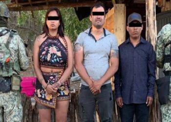 Detienen a dos hombres y una mujer con armas y municiones, en Mazatlán