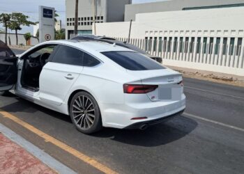 Abandonan auto de lujo y despojan otro en Montebello, en Culiacán