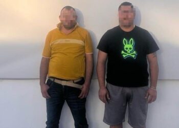 Grupo Interinstitucional detiene a dos hombres y asegura vehículo, ponchallantas y cartuchos, en Culiacán