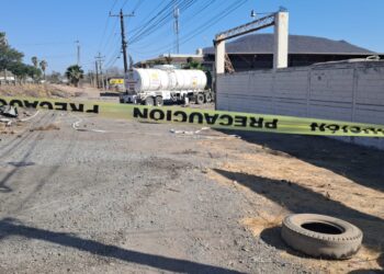 Vuelca pipa cargada de combustible y mata a mujer en unas bodegas al sur de Culiacán