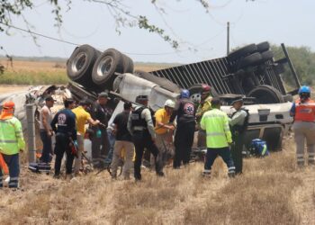 Tráiler vuelca sobre la Mazatlán-Culiacán; hay un lesionado