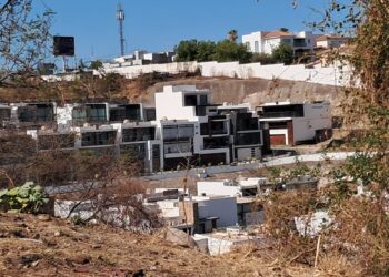 Rafaguean tres domicilios de una privada residencial en Montebello, Culiacán