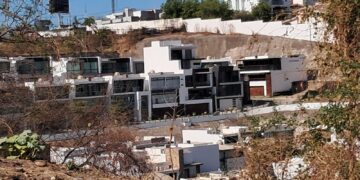 Rafaguean tres domicilios de una privada residencial en Montebello, Culiacán