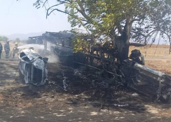 Tráiler nodriza se vuelca e incendia en la autopista Mazatlán-Culiacán