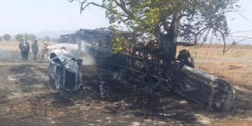Tráiler nodriza se vuelca e incendia en la autopista Mazatlán-Culiacán