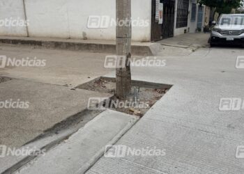 ¿Y el poste?; Gobierno Municipal permite circulación de calle recién pavimentada pero inconclusa
