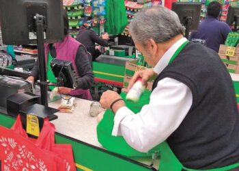 ¿”Cerillos” y gasolineros podrían recibir salario mínimo?; Senado analiza reforma