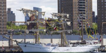 Sheinbaum califica de “mezquino” el uso político de la tragedia del buque escuela Cuauhtémoc