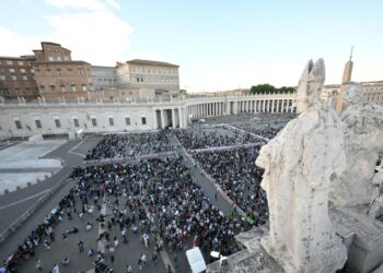 Fieles y curiosos llegan al Vaticano tras iniciar el cónclave
