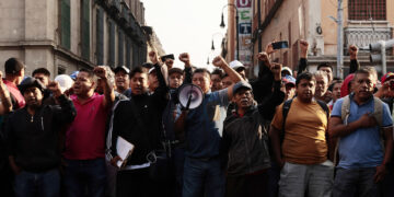 CNTE amaga con extender plantón alrededor del Zócalo CDMX
