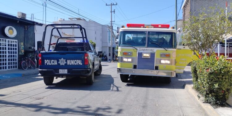 Explosión por acumulación de gas en local comercial deja dos lesionados, en Escuinapa