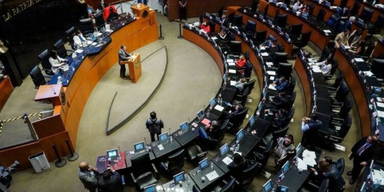Senado analiza cobertura social y costos de concesiones de radio y Telecom