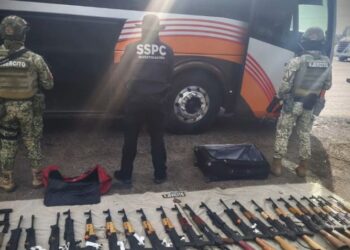 Decomisan arsenal en autobús de pasajeros sobre la autopista Mazatlán-Culiacán