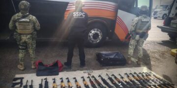 Decomisan arsenal en autobús de pasajeros sobre la autopista Mazatlán-Culiacán