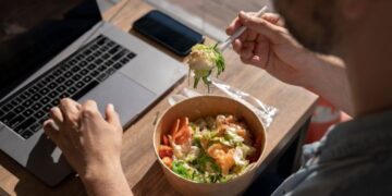 ¿Una hora o dos? ¿Cuánto tiempo tienen que darte para comer en tu trabajo? Esto dice la Ley Federal del Trabajo