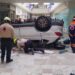 Auto cae desde tercer piso en Plaza Lilas; una mujer resulta herida