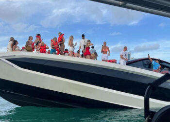 Video: Yate Lamborghini se hunde en Miami con 32 personas a bordo