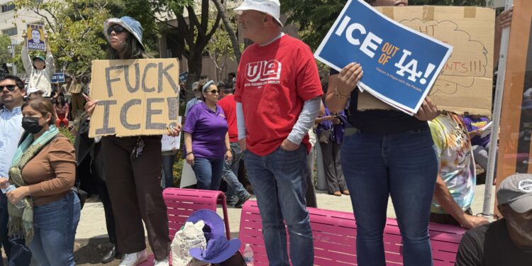 Cientos toman las calles de Texas para apoyar las protestas de Los Ángeles