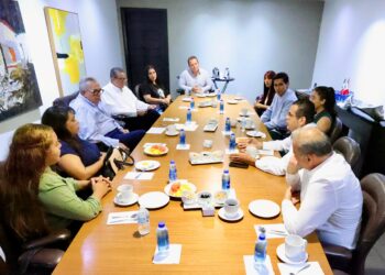 Gobernador Rocha recibe a familias desplazadas del sur de Sinaloa