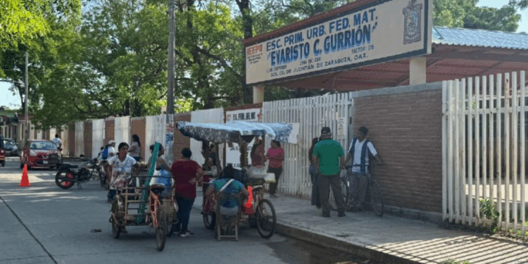 Regresan a clases 800 mil estudiantes en Oaxaca tras paro de labores de maestros de la CNTE