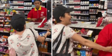 “Usted me va a atender”, mujer pierde la paciencia por caja cerrada del Oxxo y golpea a empleados