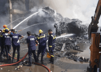 Avión se estrella con 242 pasajeros en India; autoridades estiman que no hay sobrevivientes