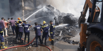 Avión se estrella con 242 pasajeros en India; autoridades estiman que no hay sobrevivientes