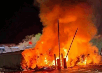 Tráiler se impacta y se incendia en caseta de Angostura, Sinaloa; hay 3 muertos