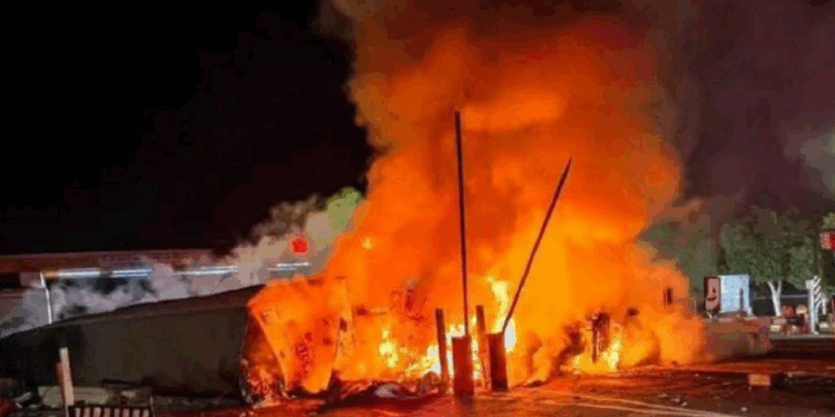 Tráiler se impacta y se incendia en caseta de Angostura, Sinaloa; hay 3 muertos