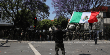 Sheinbaum condena violencia en Los Ángeles, California; pide a mexicanos no caer en provocaciones