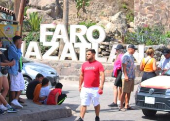 Hombre resulta lesionado al caer en la escalinata del Faro Mazatlán
