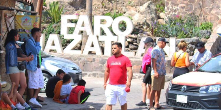 Hombre resulta lesionado al caer en la escalinata del Faro Mazatlán