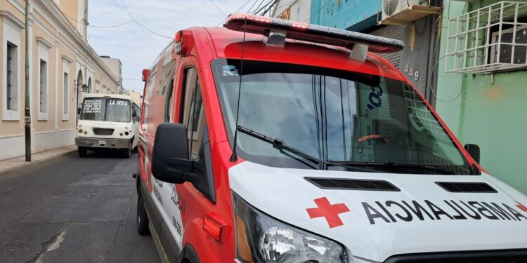 Padre e hijo se accidentan al volcar en la México 15 en la zona rural de Culiacán