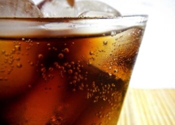 ¡Alertan a personas diabéticas! Retiran miles de latas de popular refresco sin azúcar por esta razón