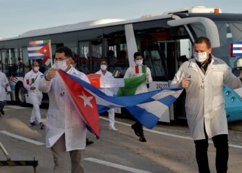 Contratación de médicos cubanos no es trabajo forzado, tendría que demostrarse: Sheinbaum