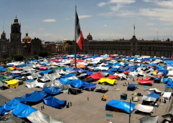 CNTE comienza con el levantamiento del plantón en el Zócalo de la CDMX